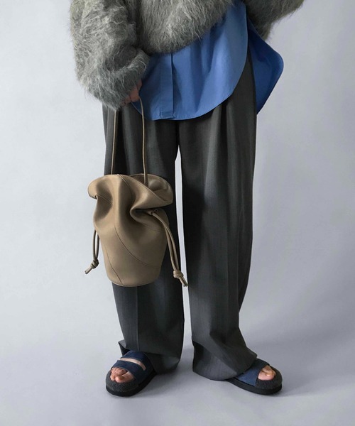 LE VERNIS（ル・ベルニ）の「LE VERNIS(ル・ベルニ)Flare drawstring bag（ハンドバッグ・レディース・ブラック/ライトグレー・FREE）」の14枚目の写真