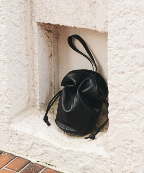 LE VERNIS（ル・ベルニ）の「LE VERNIS(ル・ベルニ)Flare drawstring bag（ハンドバッグ・レディース・ブラック/ライトグレー・FREE）」の18枚目の写真