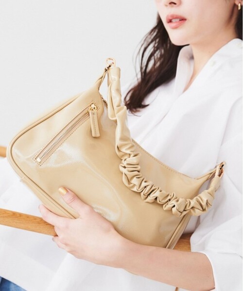 UNTITLED（アンタイトル）の「エナメルシャーリングハンドバッグ（ハンドバッグ・レディース・グリーン系/オフホワイト/ベージュ・99）」の4枚目の写真