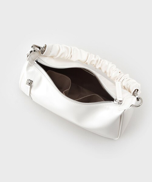 UNTITLED（アンタイトル）の「エナメルシャーリングハンドバッグ（ハンドバッグ・レディース・グリーン系/オフホワイト/ベージュ・99）」の10枚目の写真