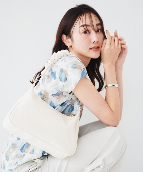 UNTITLED（アンタイトル）の「エナメルシャーリングハンドバッグ（ハンドバッグ・レディース・グリーン系/オフホワイト/ベージュ・99）」の14枚目の写真