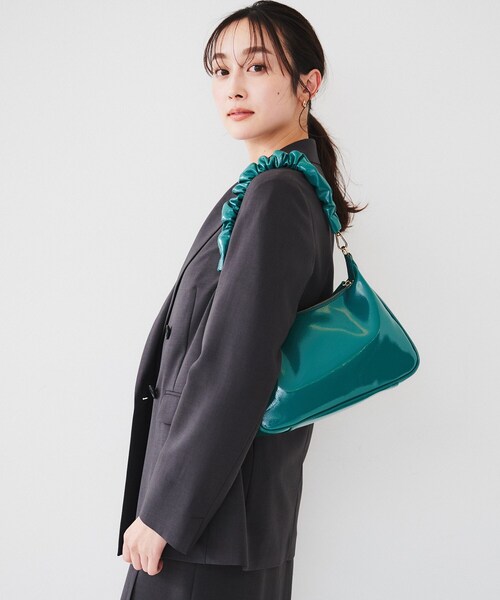 UNTITLED（アンタイトル）の「エナメルシャーリングハンドバッグ（ハンドバッグ・レディース・グリーン系/オフホワイト/ベージュ・99）」の16枚目の写真