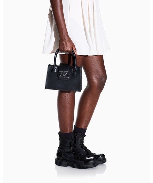ARMANI EXCHANGE(アルマーニエクスチェンジ)の「【A|X アルマーニ エクスチェンジ】AXロゴ ミニバッグ(ハンドバッグ・レディース・ライトブラウン/ライトベージュ/ブラック/オフホワイト・FREE)」の6枚目の写真