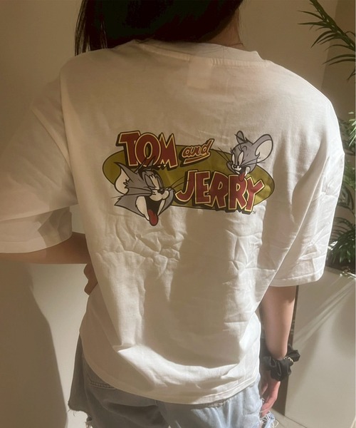 Tom&Jerry(トムアンドジェリー)の「【TOM & JERRY/トムとジェリー】天竺 WIDEシルエット プリント/バックプリント/ワンポイント刺繍 半袖Tシャツ(Tシャツ/カットソー・レディース・オフホワイト/ブルー系2/レッド系/ライトグリーン/ベージュ/オートミール/ブルー系1/スミクロ・M/L)」の1枚目の写真