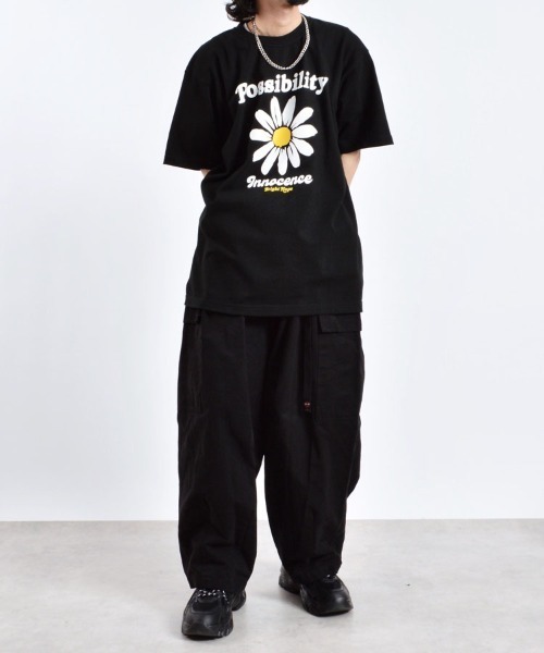 MODISH GAZE（モディシュガゼ）の「【MODISH GAZE】デイジープリントTシャツ(CP)（Tシャツ/カットソー・レディース・ネイビー/ブラック/ホワイト・L/XL/M）」の4枚目の写真