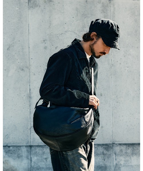 wjk(ダヴルジェイケイ)の「big crescent moon bag(ショルダーバッグ・メンズ・ブラック・FREE)」の1枚目の写真