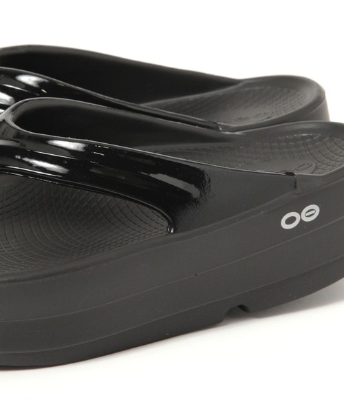 OOFOS(ウーフォス)の「【OOFOS(ウーフォス)】OOmega(サンダル・レディース・ライトベージュ/ブラック/ピンク・24/23)」の9枚目の写真