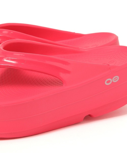 OOFOS(ウーフォス)の「【OOFOS(ウーフォス)】OOmega(サンダル・レディース・ライトベージュ/ブラック/ピンク・24/23)」の13枚目の写真