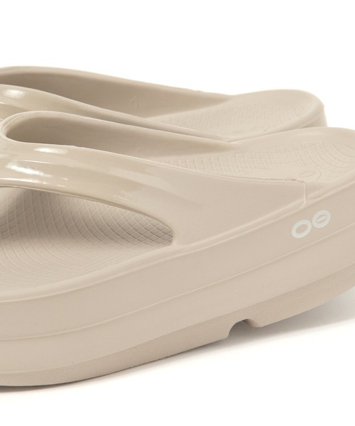 OOFOS(ウーフォス)の「【OOFOS(ウーフォス)】OOmega(サンダル・レディース・ライトベージュ/ブラック/ピンク・24/23)」の15枚目の写真