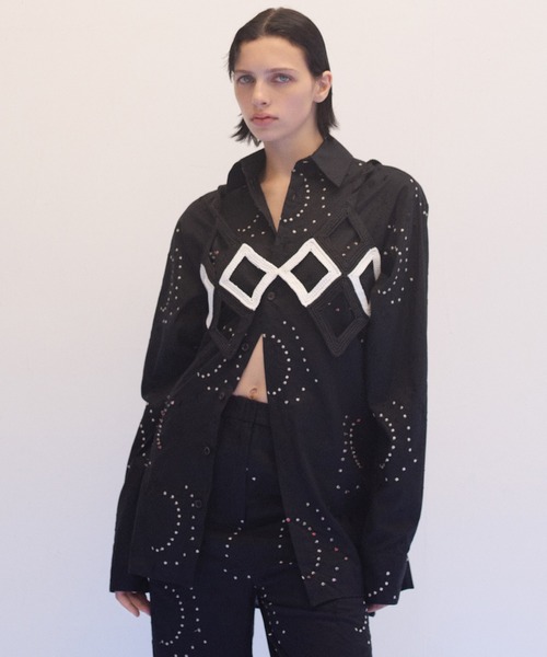 RUMCHE(ラムシェ)の「Cotton Bijou Embroidery Shirt / コットンビジューエンブロイダリーシャツ(シャツ/ブラウス・レディース・ブラック・FREE)」の1枚目の写真