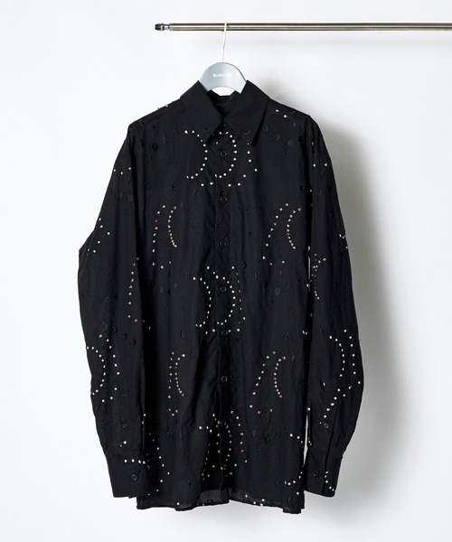 RUMCHE(ラムシェ)の「Cotton Bijou Embroidery Shirt / コットンビジューエンブロイダリーシャツ(シャツ/ブラウス・レディース・ブラック・FREE)」の2枚目の写真
