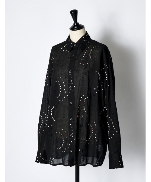 RUMCHE(ラムシェ)の「Cotton Bijou Embroidery Shirt / コットンビジューエンブロイダリーシャツ(シャツ/ブラウス・レディース・ブラック・FREE)」の5枚目の写真