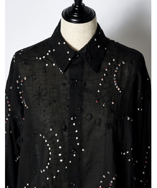RUMCHE(ラムシェ)の「Cotton Bijou Embroidery Shirt / コットンビジューエンブロイダリーシャツ(シャツ/ブラウス・レディース・ブラック・FREE)」の7枚目の写真