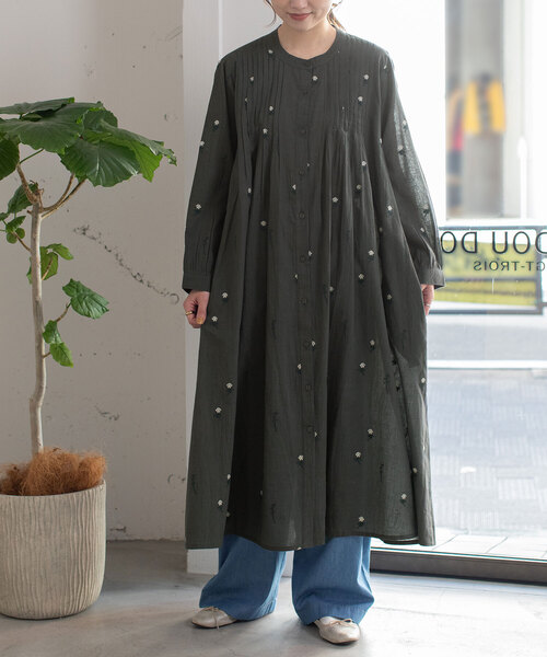 POU DOU DOU（プードゥドゥ）の「＜made in INDIA＞シロツメクサ刺繍タックワンピース（ワンピース・レディース・ライトブルー/キナリ/ダークグレー・M）」の2枚目の写真