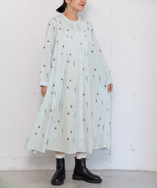 POU DOU DOU（プードゥドゥ）の「＜made in INDIA＞シロツメクサ刺繍タックワンピース（ワンピース・レディース・ライトブルー/キナリ/ダークグレー・M）」の3枚目の写真