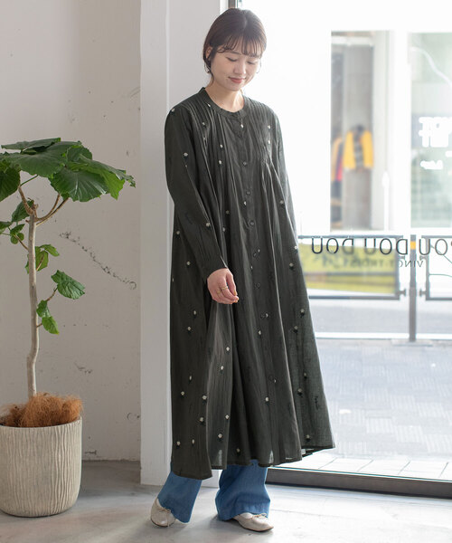 POU DOU DOU（プードゥドゥ）の「＜made in INDIA＞シロツメクサ刺繍タックワンピース（ワンピース・レディース・ライトブルー/キナリ/ダークグレー・M）」の5枚目の写真