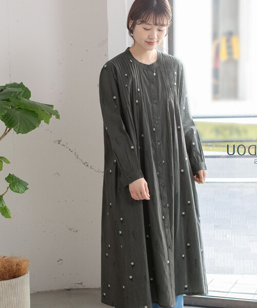 POU DOU DOU（プードゥドゥ）の「＜made in INDIA＞シロツメクサ刺繍タックワンピース（ワンピース・レディース・ライトブルー/キナリ/ダークグレー・M）」の7枚目の写真