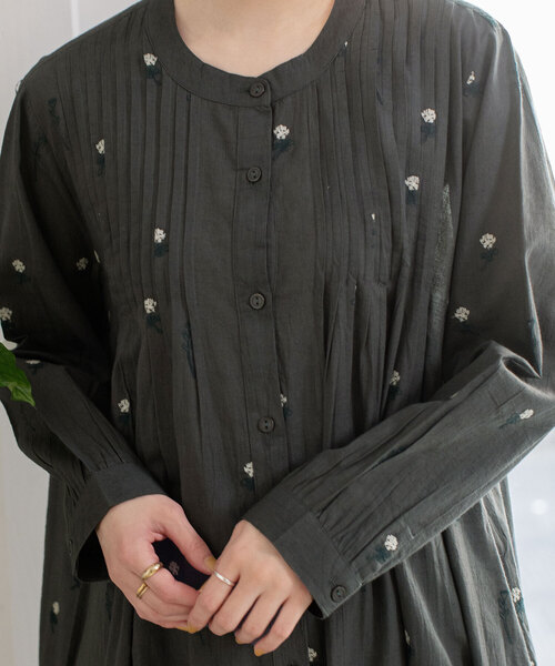 POU DOU DOU（プードゥドゥ）の「＜made in INDIA＞シロツメクサ刺繍タックワンピース（ワンピース・レディース・ライトブルー/キナリ/ダークグレー・M）」の12枚目の写真