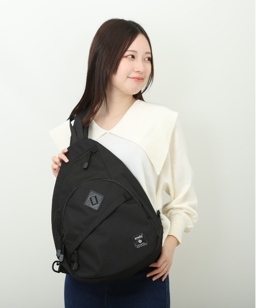 anello GRANDE(アネログランデ)の「anelloGRANDE ハイキャパシティ 15L 大容量クロスボディ(ボディバッグ/ウエストポーチ・レディース・ベージュ/ブラック/ピンク・FREE)」の6枚目の写真