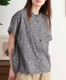 ubasoku（ウバソク）の「ローン車柄プリントバンドカラー半比翼後ヨークギャザー裾シャーリング二枚袖半袖シャツ（シャツ/ブラウス）」