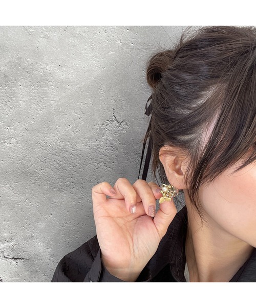 tone(トーン)の「【musk】ピンクベージュのカットビーズイヤリング(MA)(イヤリング・レディース・ゴールド・FREE)」の6枚目の写真