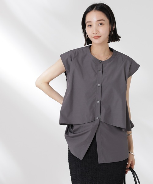 NANO universe（ナノユニバース）の「フロントフレアケープカラーノースリーブシャツ（シャツ/ブラウス・レディース・チャコール/ピンク/ホワイト・FREE）」の2枚目の写真