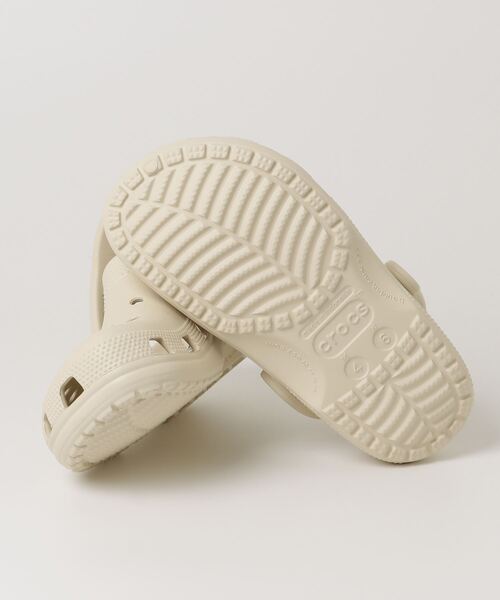 crocs(クロックス)の「crocs/クロックス CLASSIC/クラシック(サンダル・レディース・ライトベージュ/ブラック・22cm/28cm/27cm/26cm/25cm/24cm/23cm)」の4枚目の写真