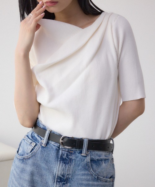 AZUL by moussy(アズールバイマウジー)の「ドレープデザイン5分袖リブニット(ニット/セーター・レディース・ダークグリーン/アイボリー/ブラック/レッド・FREE)」の2枚目の写真