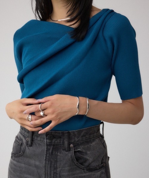 AZUL by moussy(アズールバイマウジー)の「ドレープデザイン5分袖リブニット(ニット/セーター・レディース・ダークグリーン/アイボリー/ブラック/レッド・FREE)」の4枚目の写真
