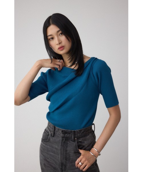 AZUL by moussy(アズールバイマウジー)の「ドレープデザイン5分袖リブニット(ニット/セーター・レディース・ダークグリーン/アイボリー/ブラック/レッド・FREE)」の6枚目の写真