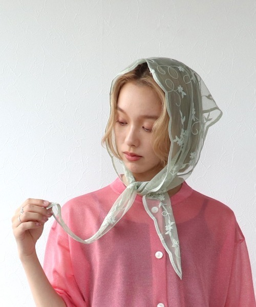 Three Four Time（ｽﾘｰﾌｫｰﾀｲﾑ）の「刺繍チュールバブーシュカ（ヘアバンド・レディース・ブラック/グリーン・FREE）」の4枚目の写真