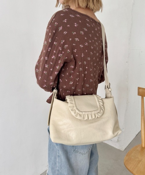 SOLLON.（ソルロン）の「フリルフラップPUショルダーバッグ（ショルダーバッグ・レディース・アイボリー/ブラック/ブラウン・FREE）」の2枚目の写真