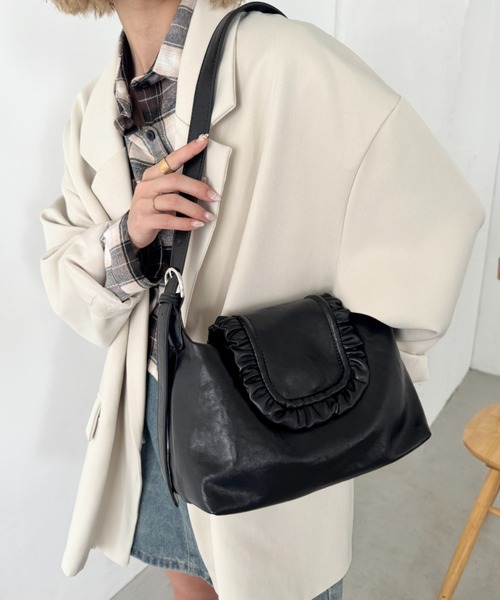 SOLLON.（ソルロン）の「フリルフラップPUショルダーバッグ（ショルダーバッグ・レディース・アイボリー/ブラック/ブラウン・FREE）」の3枚目の写真