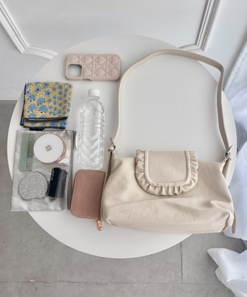 SOLLON.（ソルロン）の「フリルフラップPUショルダーバッグ（ショルダーバッグ・レディース・アイボリー/ブラック/ブラウン・FREE）」の4枚目の写真