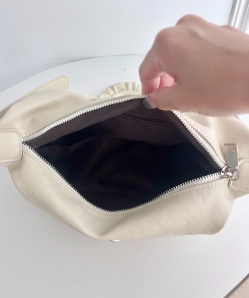 SOLLON.（ソルロン）の「フリルフラップPUショルダーバッグ（ショルダーバッグ・レディース・アイボリー/ブラック/ブラウン・FREE）」の6枚目の写真