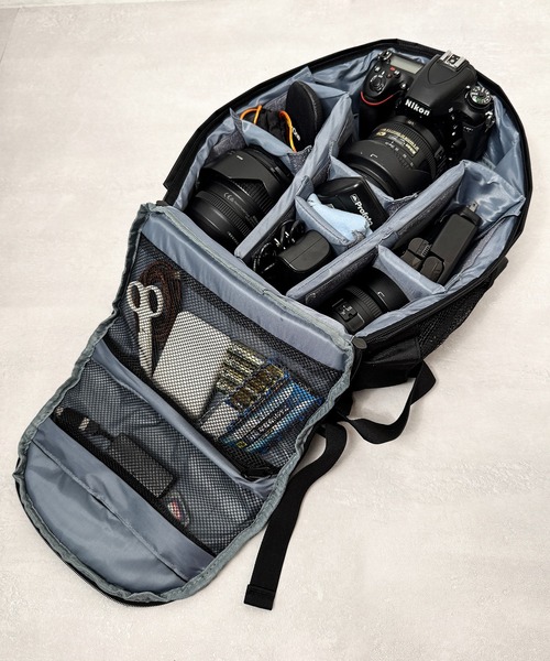 CALIFORNIA OUTFITTERS(カリフォルニア アウトフィッターズ)の「8B46 フロントジップ 仕切りデザイン カメラバックパック(カメラ/カメラグッズ・メンズ・ブラック×グレー・ONESIZE)」の1枚目の写真