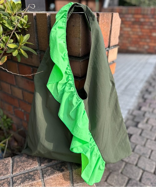 mi via loca（ミヴィアロカ）の「配色ナイロンBigフリルバッグ（トートバッグ・レディース・マスタード/カーキ/ブラック・FREE）」の3枚目の写真