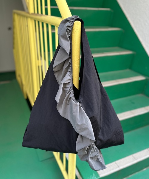 mi via loca（ミヴィアロカ）の「配色ナイロンBigフリルバッグ（トートバッグ・レディース・マスタード/カーキ/ブラック・FREE）」の16枚目の写真