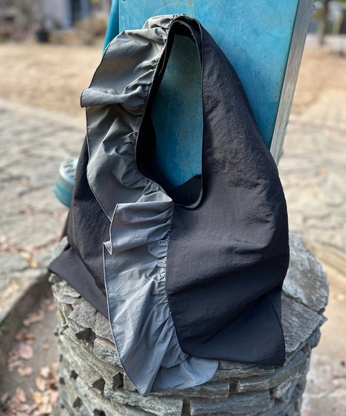 mi via loca（ミヴィアロカ）の「配色ナイロンBigフリルバッグ（トートバッグ・レディース・マスタード/カーキ/ブラック・FREE）」の15枚目の写真