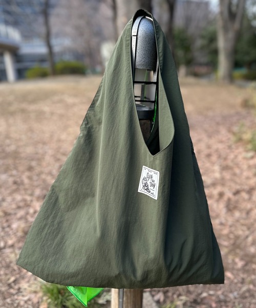 mi via loca（ミヴィアロカ）の「配色ナイロンBigフリルバッグ（トートバッグ・レディース・マスタード/カーキ/ブラック・FREE）」の11枚目の写真