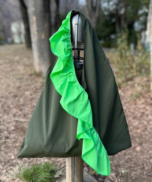 mi via loca（ミヴィアロカ）の「配色ナイロンBigフリルバッグ（トートバッグ・レディース・マスタード/カーキ/ブラック・FREE）」の12枚目の写真