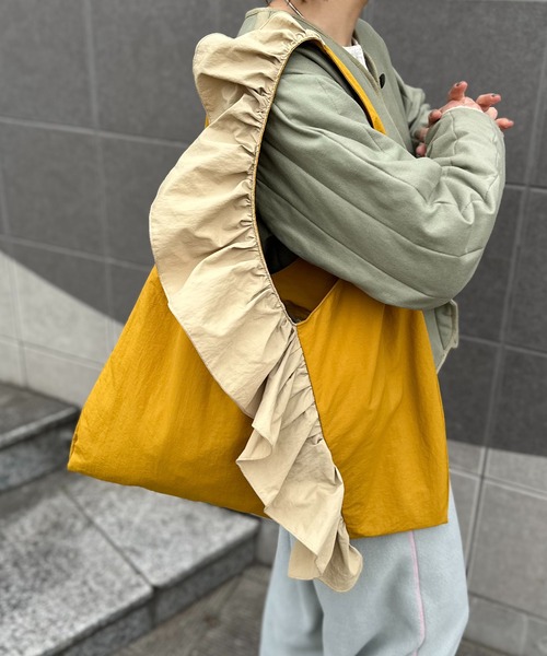 mi via loca（ミヴィアロカ）の「配色ナイロンBigフリルバッグ（トートバッグ・レディース・マスタード/カーキ/ブラック・FREE）」の6枚目の写真