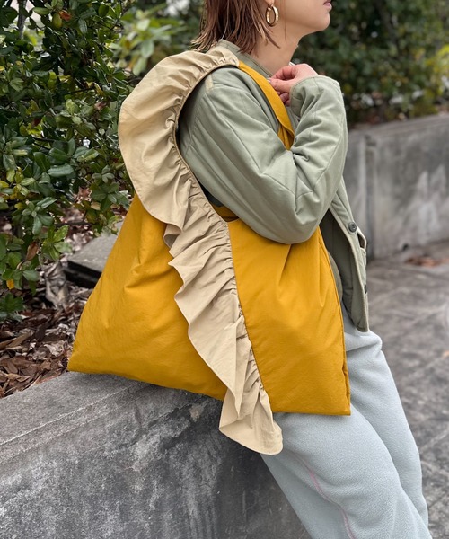 mi via loca（ミヴィアロカ）の「配色ナイロンBigフリルバッグ（トートバッグ・レディース・マスタード/カーキ/ブラック・FREE）」の7枚目の写真