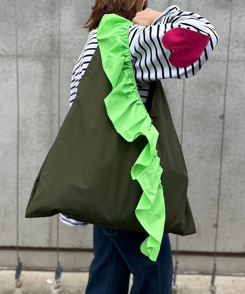 mi via loca（ミヴィアロカ）の「配色ナイロンBigフリルバッグ（トートバッグ・レディース・マスタード/カーキ/ブラック・FREE）」の9枚目の写真