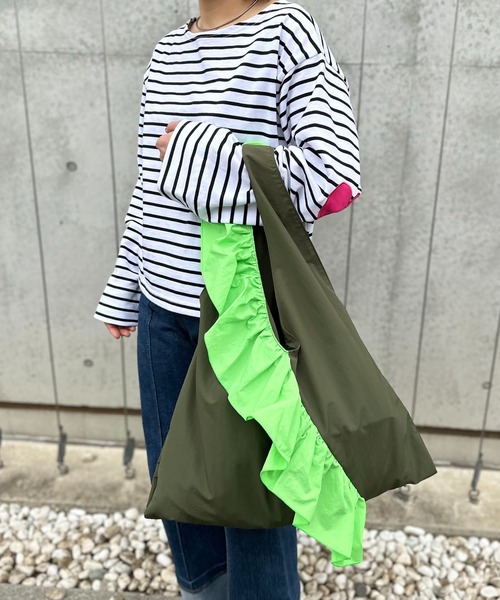 mi via loca（ミヴィアロカ）の「配色ナイロンBigフリルバッグ（トートバッグ・レディース・マスタード/カーキ/ブラック・FREE）」の10枚目の写真