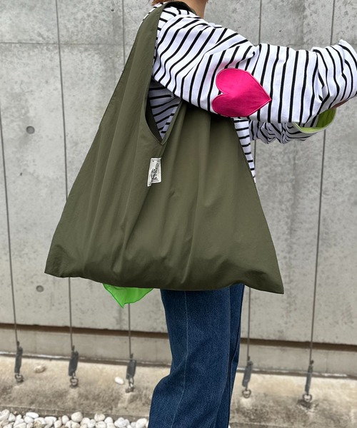 mi via loca（ミヴィアロカ）の「配色ナイロンBigフリルバッグ（トートバッグ・レディース・マスタード/カーキ/ブラック・FREE）」の4枚目の写真