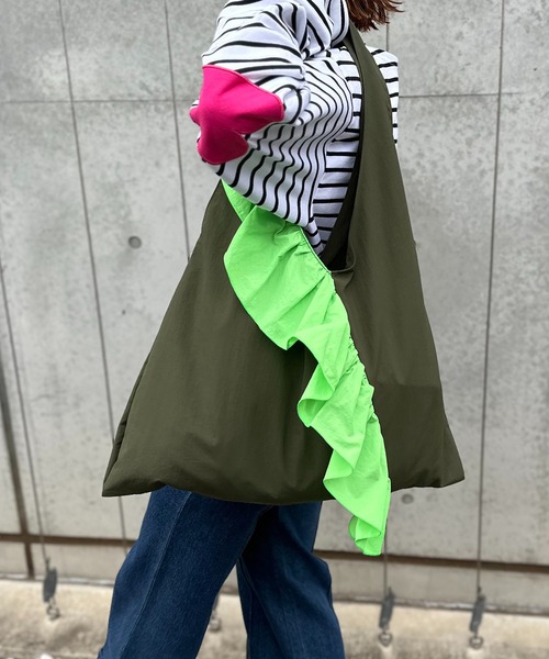 mi via loca（ミヴィアロカ）の「配色ナイロンBigフリルバッグ（トートバッグ・レディース・マスタード/カーキ/ブラック・FREE）」の5枚目の写真