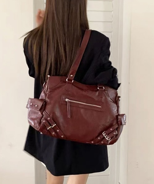 Chiina(チーナ)の「Chiina / Y2K 大容量合皮レザーショルダーバッグ(ショルダーバッグ・レディース・ワインレッド/ブラック/ホワイト・FREE)」の1枚目の写真