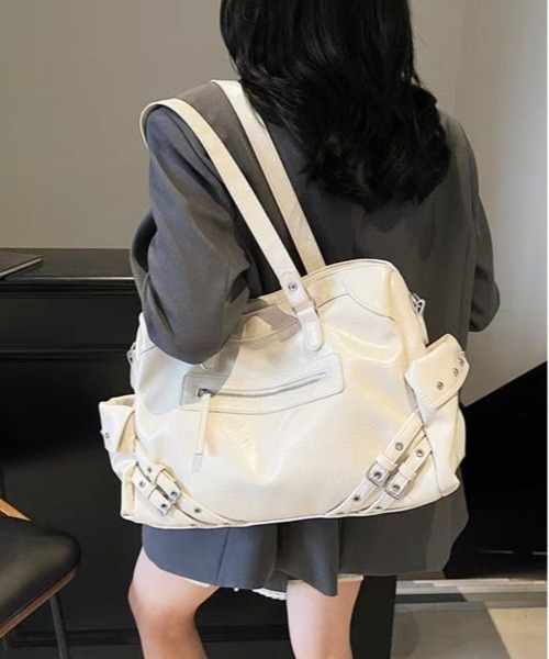 Chiina(チーナ)の「Chiina / Y2K 大容量合皮レザーショルダーバッグ(ショルダーバッグ・レディース・ワインレッド/ブラック/ホワイト・FREE)」の6枚目の写真