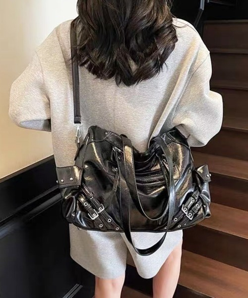 Chiina(チーナ)の「Chiina / Y2K 大容量合皮レザーショルダーバッグ(ショルダーバッグ・レディース・ワインレッド/ブラック/ホワイト・FREE)」の15枚目の写真